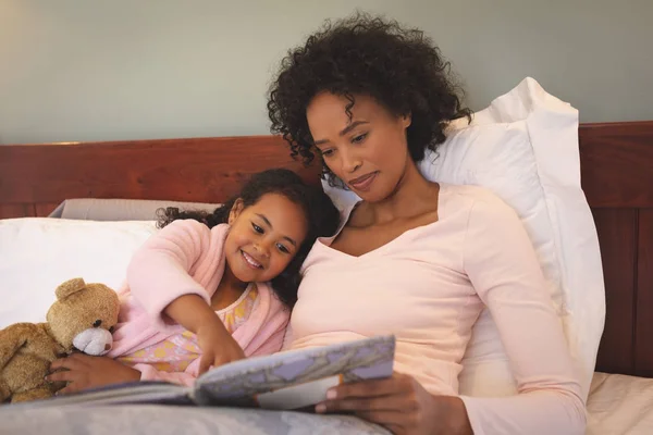 Gelukkig Afro Amerikaanse Moeder Haar Schattige Dochter Lezen Van Een — Stockfoto