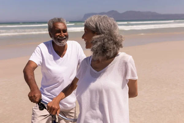 Vista Frontal Feliz Pareja Ancianos Pie Con Bicicleta Playa Bajo —  Fotos de Stock