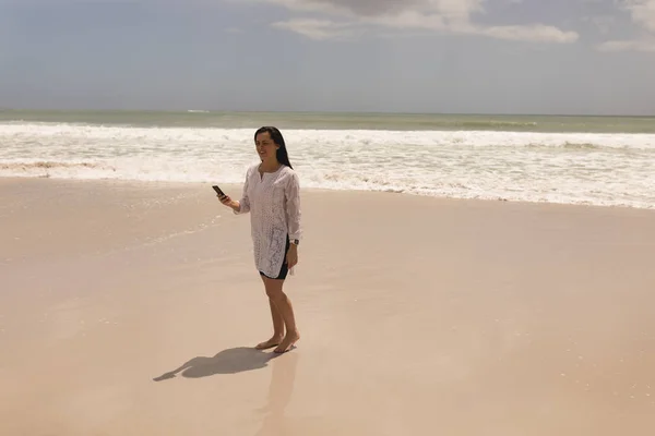 Seitenansicht Einer Jungen Frau Die Ihr Handy Strand Der Sonne — Stockfoto