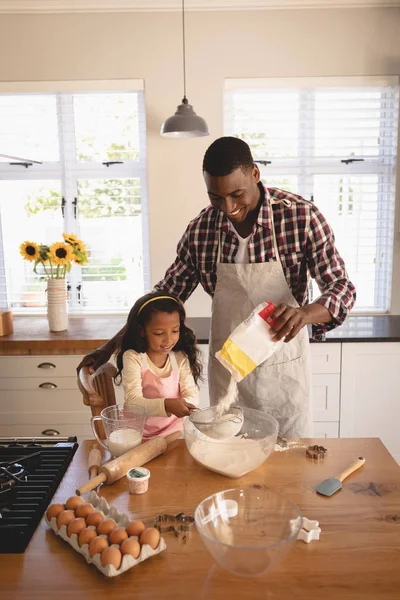 Vista Alto Ángulo Del Padre Hija Afroamericanos Hornear Galletas Cocina — Foto de Stock