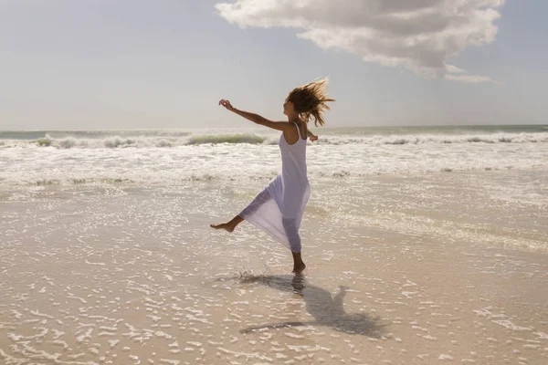 Widok Boku Piękny Szczęśliwy Młodej Kobiety Kopiąc Wody Plaży Promieniach — Zdjęcie stockowe
