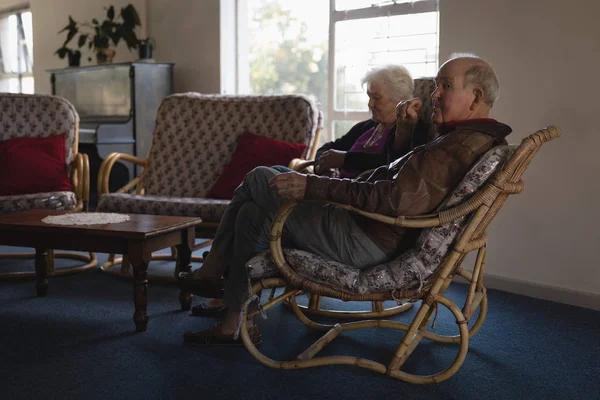 Στην Πλαϊνή Όψη Ανώτερος Ζευγάρι Χαλαρώνοντας Καρέκλα Στο Γηροκομείο — Φωτογραφία Αρχείου