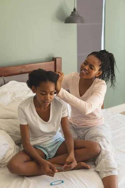 Kuaför Kızı Mutlu Afrika Kökenli Amerikalı Anne Önden Görünüm Yatakta — Stok fotoğraf