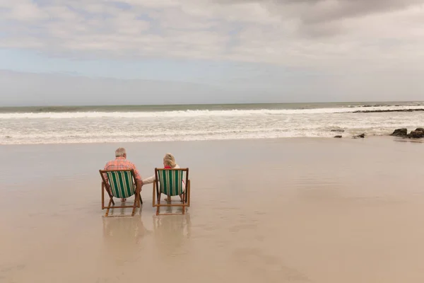 Vue Arrière Couple Personnes Âgées Tenant Main Autre Assis Plage — Photo