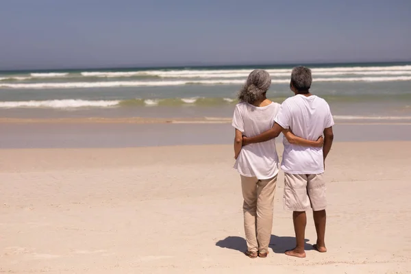 Achteraanzicht Van Senior Paar Staande Een Strand Met Hun Armen — Stockfoto