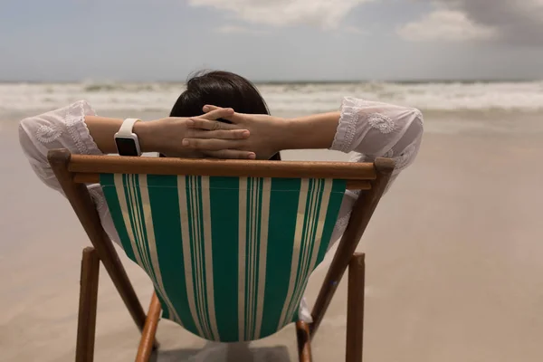 Bakifrån Ung Kvinna Med Hand Bakom Huvud Avkopplande Solstol Stranden — Stockfoto