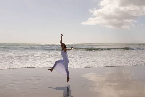 Vue Latérale Jeune Femme Sautant Amusant Sur Plage Soleil — Photo