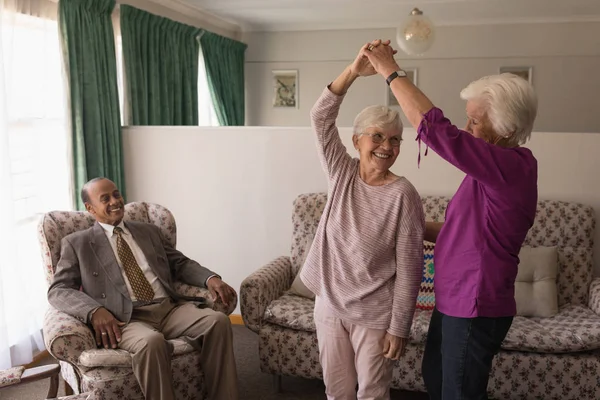 Vista Frontal Amigos Seniores Felizes Dançando Juntos Enquanto Homem Olhando — Fotografia de Stock
