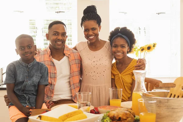 Retrato Feliz Familia Afroamericana Mirando Cámara Frente Mesa Comedor Cómodo — Foto de Stock