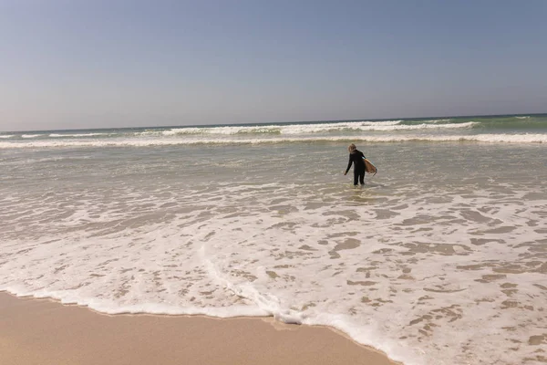 Etkin Üst Düzey Kadın Sörfçü Sahilde Surfboard Ile Ayakta Yan — Stok fotoğraf