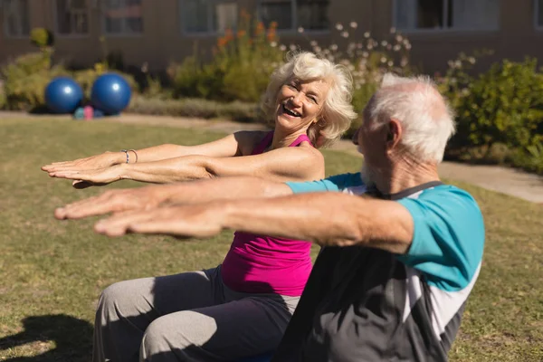 Zijaanzicht Van Actieve Senior Man Senior Vrouw Stretching Oefening Uitvoeren — Stockfoto