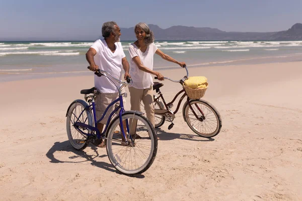 Widok Przodu Szczęśliwa Para Senior Spaceru Rowerem Szukam Siebie Plaży — Zdjęcie stockowe