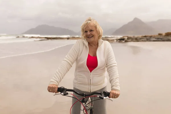 Vista Frontal Mujer Mayor Activa Montando Una Bicicleta Playa Contra — Foto de Stock