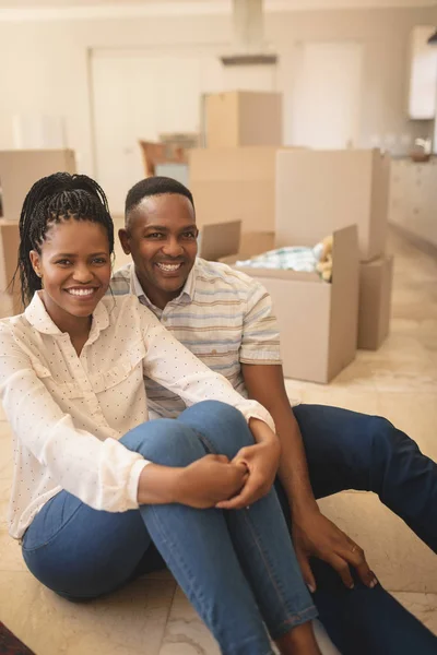 Framifrån Lyckliga African American Paret Sitter Golvet Och Tittar Kameran — Stockfoto