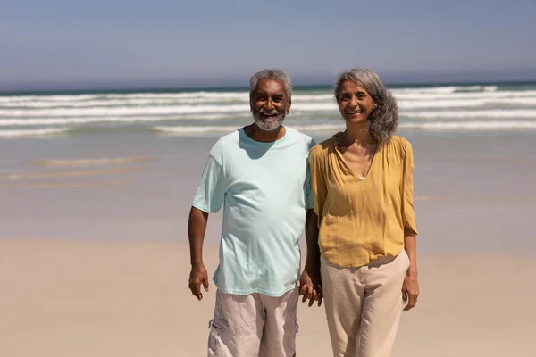 Vista Frontal Feliz Pareja Ancianos Tomados Mano Pie Playa Bajo —  Fotos de Stock