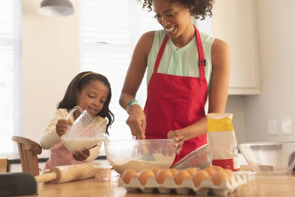 Front View African American Mother Daughter Mixing Dry Wet Ingredients — Stock Photo, Image