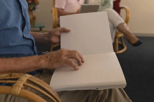 Sección Media Del Hombre Mayor Ciego Leyendo Libro Braille Asilo —  Fotos de Stock