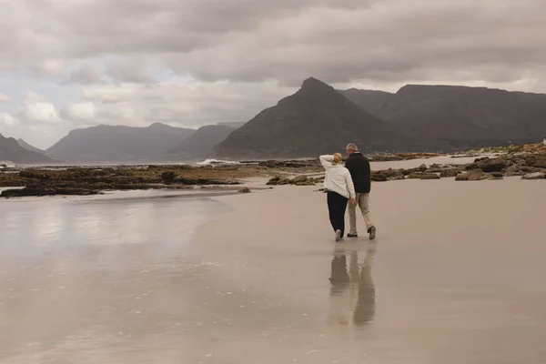 Back View Active Senior Couple Walking Hand Hand Beach Mountains — Stock Photo, Image