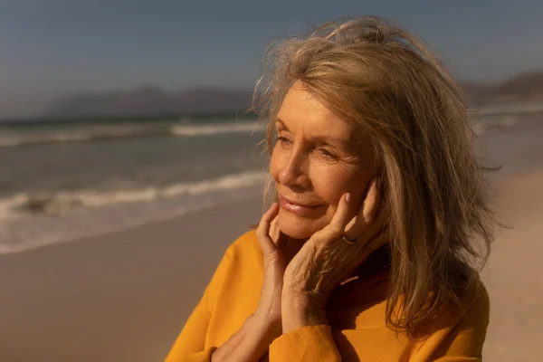 Vista Laterale Donna Anziana Premurosa Piedi Sulla Spiaggia — Foto Stock