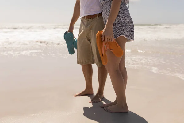 Baixa Seção Jovem Casal Romântico Segurando Calçados Praia Sol — Fotografia de Stock