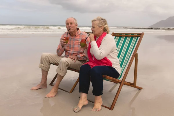 Sidovy Aktiv Senior Par Cocktail Drinkar Sitter Stranden Med Havet — Stockfoto