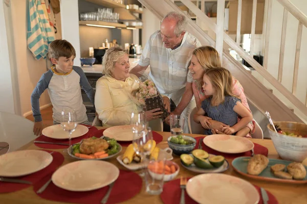 Vooraanzicht Van Een Senior Man Boeket Bloemen Aanbieden Aan Senior — Stockfoto