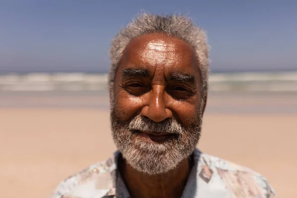 Gros Plan Homme Noir Senior Regardant Caméra Sur Plage Soleil — Photo