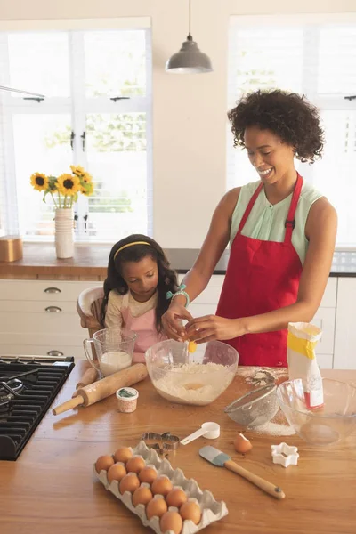 Wysoki Kąt Widzenia African American Matka Córka Pieczenia Ciasteczek Kuchni — Zdjęcie stockowe