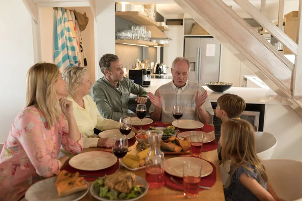 Vue Latérale Une Famille Plusieurs Générations Qui Interagit Les Uns — Photo