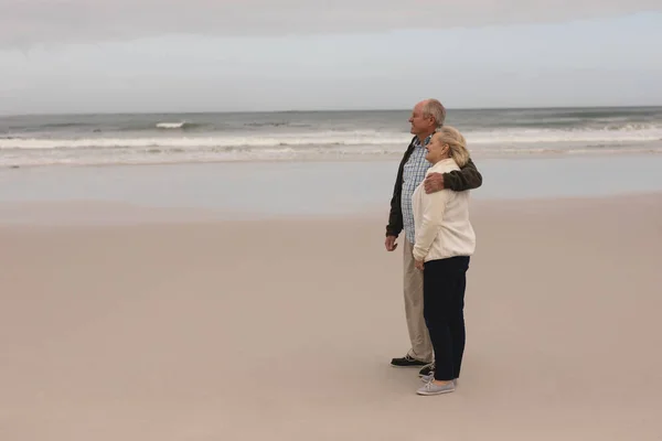 Side View Happy Active Senior Couple Standing Arm Beach Ocean — Stock Photo, Image