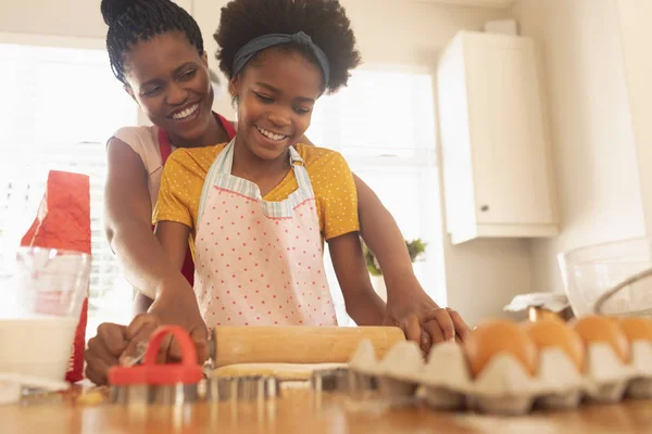 Nízký Úhel Pohledu Happy Africká Americká Matka Dcera Pečení Cukroví — Stock fotografie