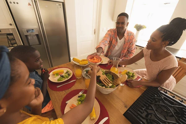 Vista Ángulo Alto Feliz Familia Afroamericana Teniendo Comida Mesa Comedor —  Fotos de Stock