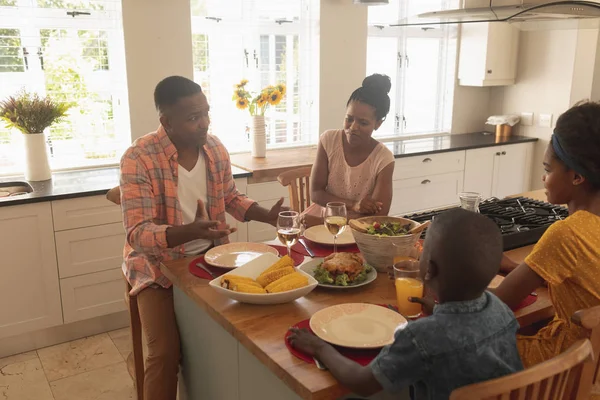 Vista Ángulo Alto Feliz Familia Afroamericana Teniendo Comida Mesa Comedor —  Fotos de Stock