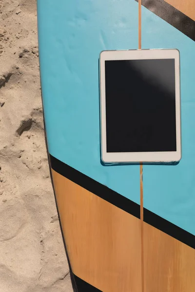 Primo Piano Del Tablet Digitale Sulla Tavola Surf Spiaggia Sole — Foto Stock