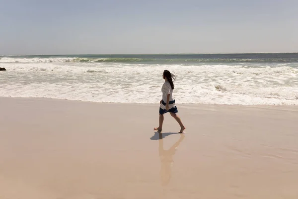 Vista Lateral Joven Mujer Caminando Playa Mirando Horizonte Bajo Sol —  Fotos de Stock