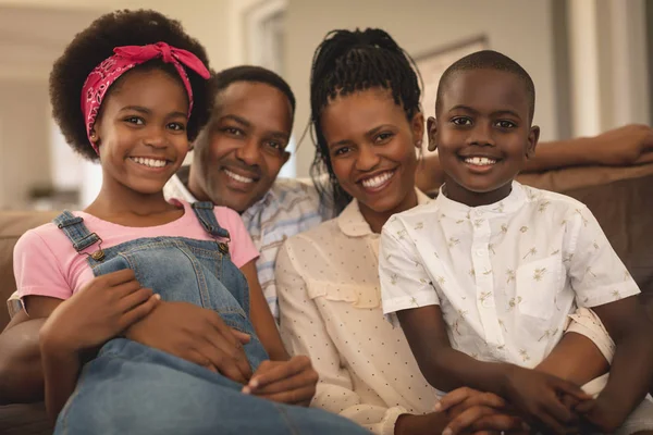 Retrato Feliz Familia Afroamericana Sentada Sofá Mirando Cámara Hogar Cómodo — Foto de Stock