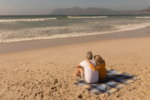 Vista Trasera Pareja Mayor Relajándose Manta Picnic Playa —  Fotos de Stock