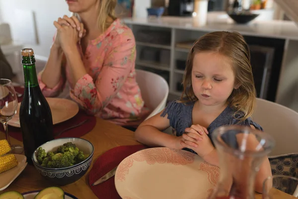 Anne Kızı Birlikte Evde Yemek Masada Yemek Bulunmadan Önce Dua — Stok fotoğraf