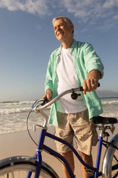 Framifrån Tankeväckande Senior Man Stående Med Cykel Stranden — Stockfoto