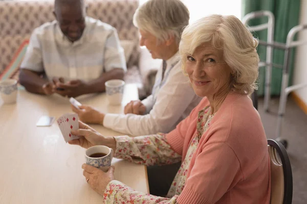 Framifrån Senior Kvinna Spelkort Med Ledande Personer Runt Bordet Vardagsrummet — Stockfoto