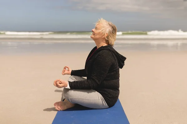 Vista Lateral Una Anciana Activa Meditando Playa —  Fotos de Stock