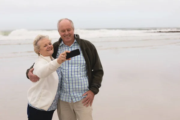 백그라운드에서 바다와 해변에 Selfie의 — 스톡 사진