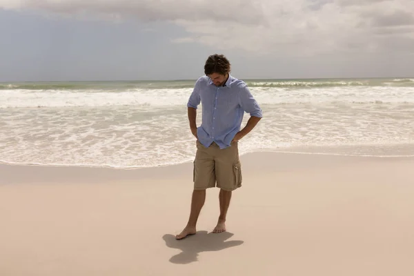 Front View Thoughtful Man Standing Beach — Stock Photo, Image