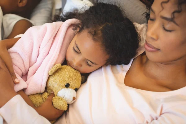 Afrika Kökenli Amerikalı Anne Kızı Evde Yatak Odasında Yatakta Yatmaya — Stok fotoğraf