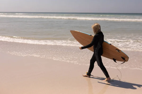 Vista Lateral Surfista Sênior Ativo Andando Com Prancha Surf Praia — Fotografia de Stock