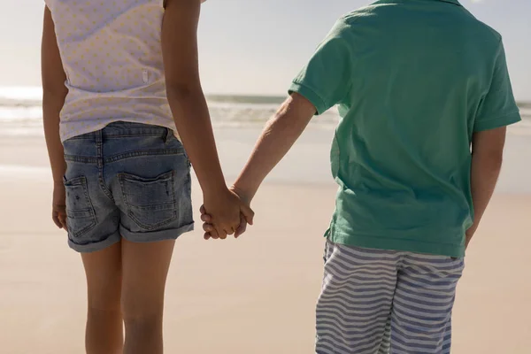 Mitten Delen Syskonen Höll Händer Och Stående Stranden Solskenet — Stockfoto