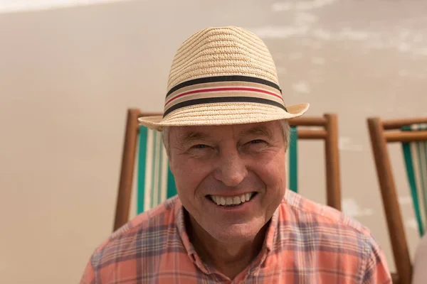 Vista Frontale Dell Uomo Anziano Attivo Che Rilassa Sul Lettino — Foto Stock