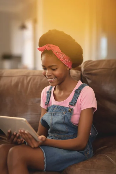 Вид Спереди Симпатичной Афроамериканской Девочки Сидящей Диване Использующей Дома Цифровой — стоковое фото