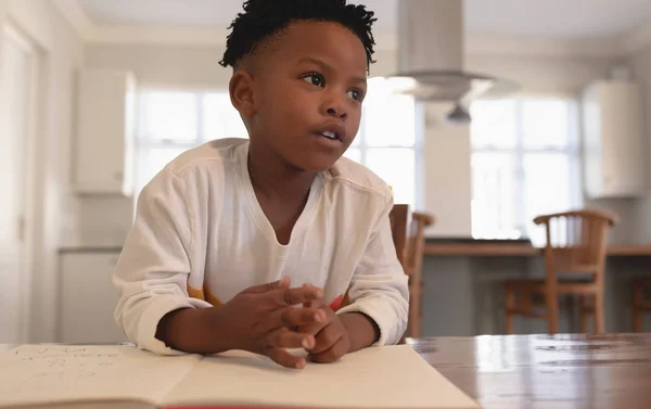 Framifrån Tankeväckande Söt African American Boy Gör Läxor Vid Bord — Stockfoto