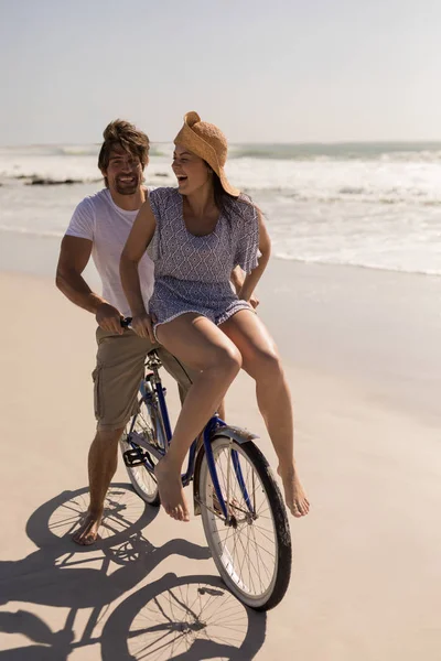 Vista Frontale Bella Felice Giovane Donna Seduta Manubrio Uomo Bicicletta — Foto Stock